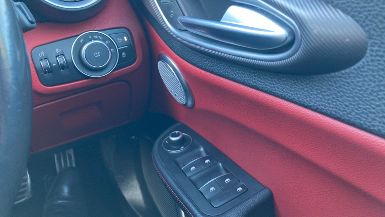 Alfa Romeo Giulia 2.0 TB 280 Veloce [Performance brake] 4dr Auto Petrol Saloon